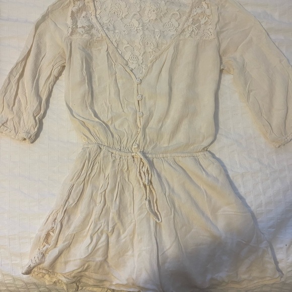 Cream with lace hollister romper size medium - Picture 1 of 2